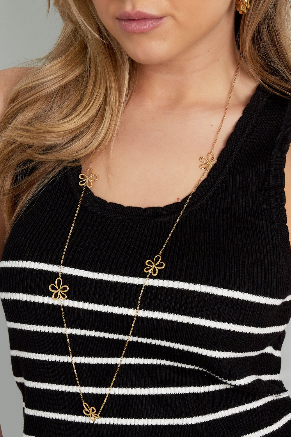 long necklace with flower charms h5Picture3